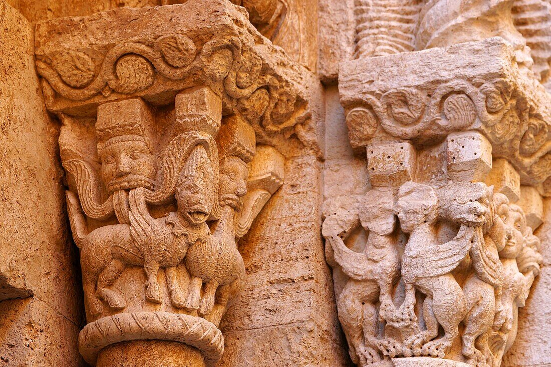 Romanische Reliefs Pfarrkirche, X-XIII Jahrhundert Besalu Garrotxa Girona Catalunya Spanien