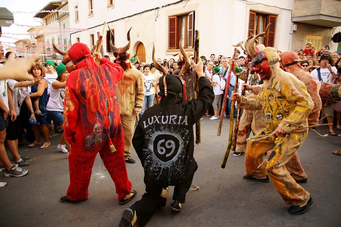 Die Teufel während des Festes von Sant Joan Sant Joan degollat Mallorca Illes Balears Es Pla Spanien