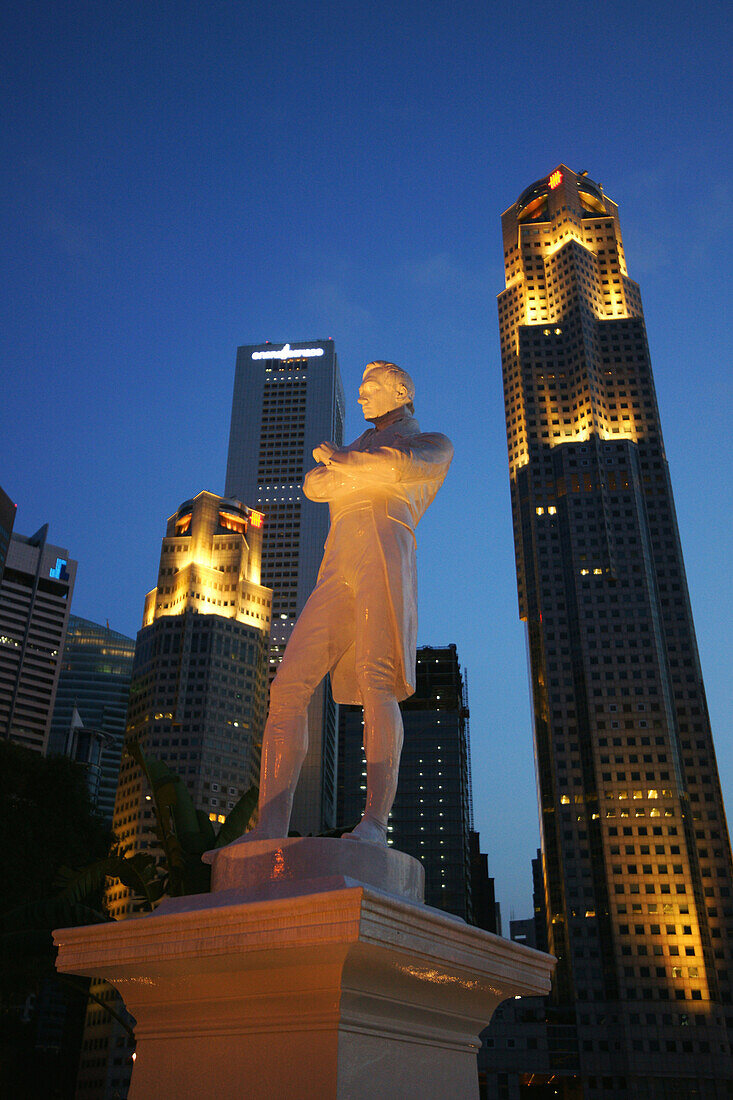 Statue of Sir Stamford Raffles in front of Singapore Skyline, Singapore River, Singapore, Asia