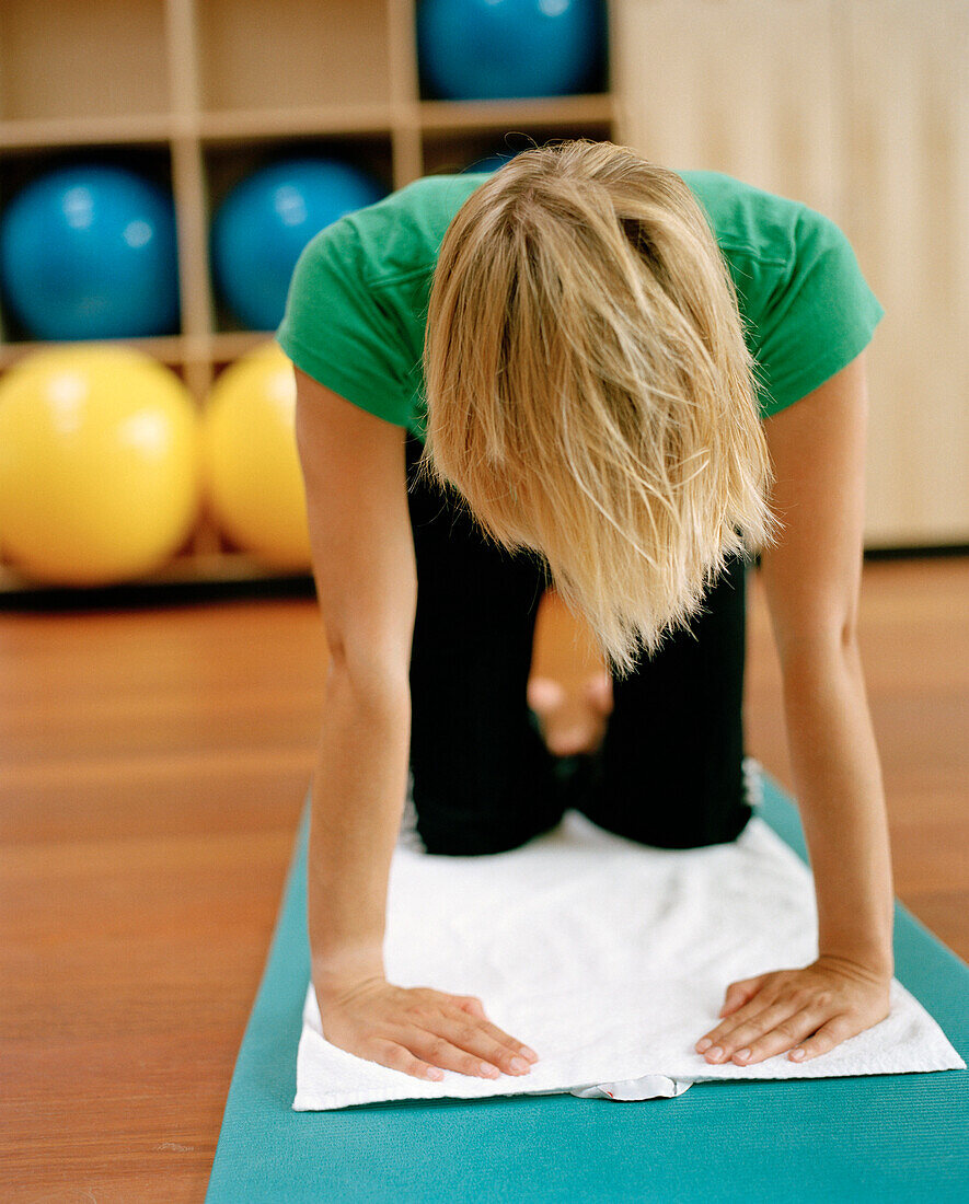 Frau macht Yoga, Travemünde, Lübeck, Schleswig-Holstein, Deutschland