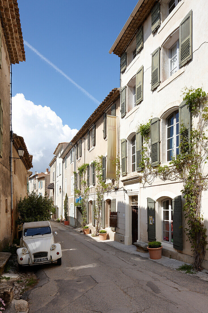 Aussenansicht und Dorfstrasse von Saignon, B und B Chambre Avec Vue, Luberon, Frankreich