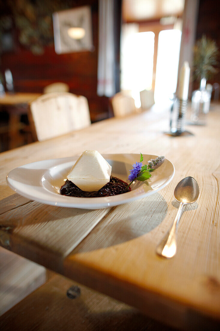 Dessert im Restaurant Rodelhüttenstube, Biohotel Grafenast, Am Hochpillberg, Schwaz, Tirol, Österreich