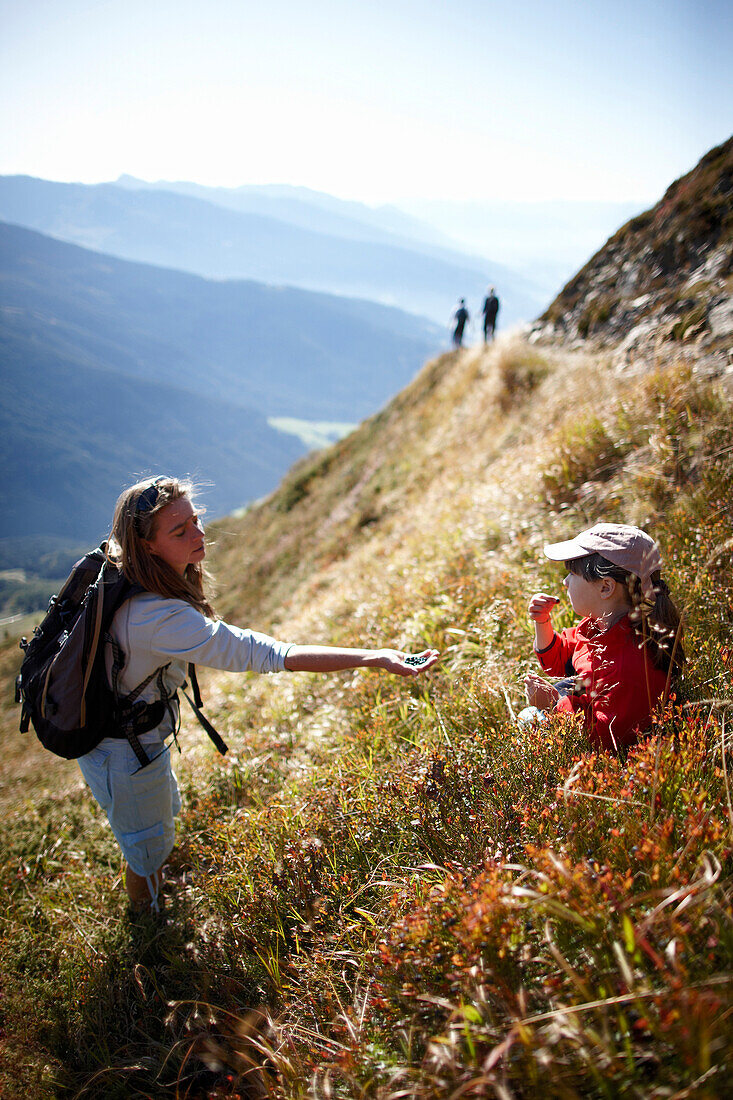 Mutter und Tochter auf einer Wiese, Hochpillberg, Schwaz, Tirol, Österreich