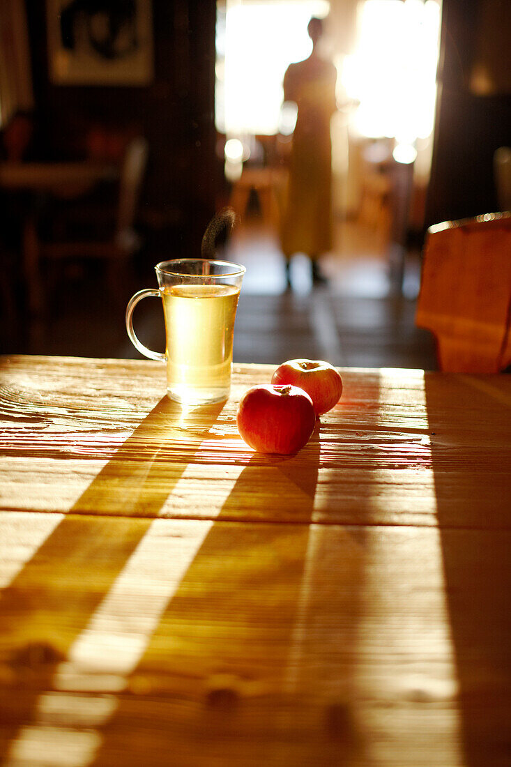 Tee und Äpfel auf dem Tisch in der Panoramastube, Hochpillberg, Schwaz, Tirol, Österreich