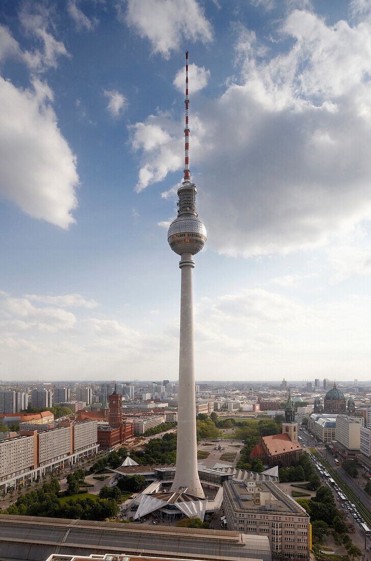 Blick vom Park Inn Hotel zum Fernsehturm, Berlin, Deutschland