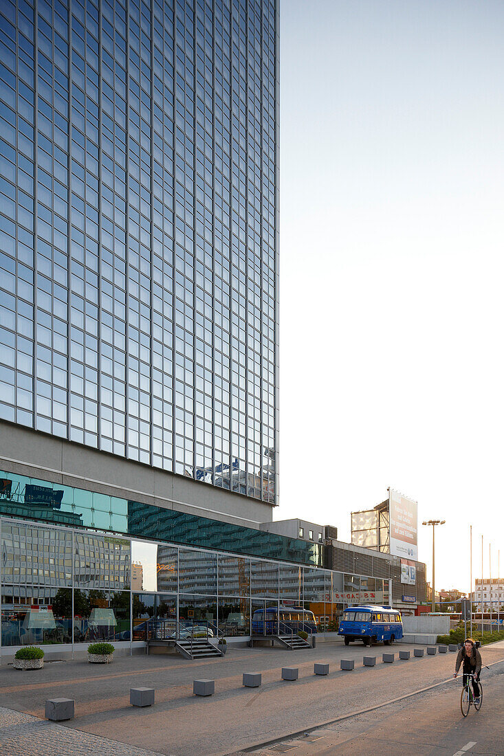 Fassade des Park Inn Hotel, Alexanderplatz, Berlin, Deutschland