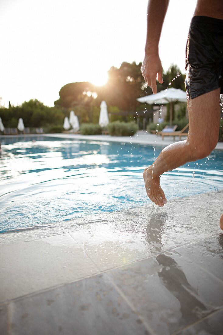Mann springt aus dem Pool, Hotel La Réserve Ramatuelle, Chemin de la Quessine, Ramatuelle, Frankreich