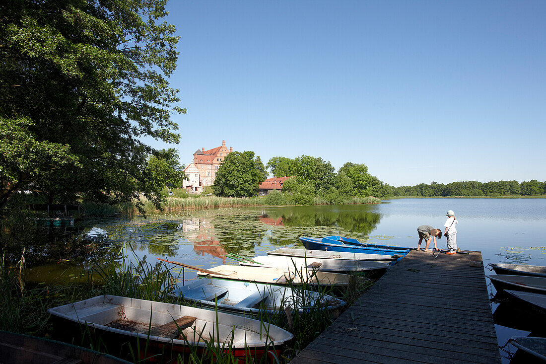 Kinder auf dem Bootssteg des Ulrichshuser See, Schloss Ulrichshusen, Mecklenburg-Vorpommern, Deutschland