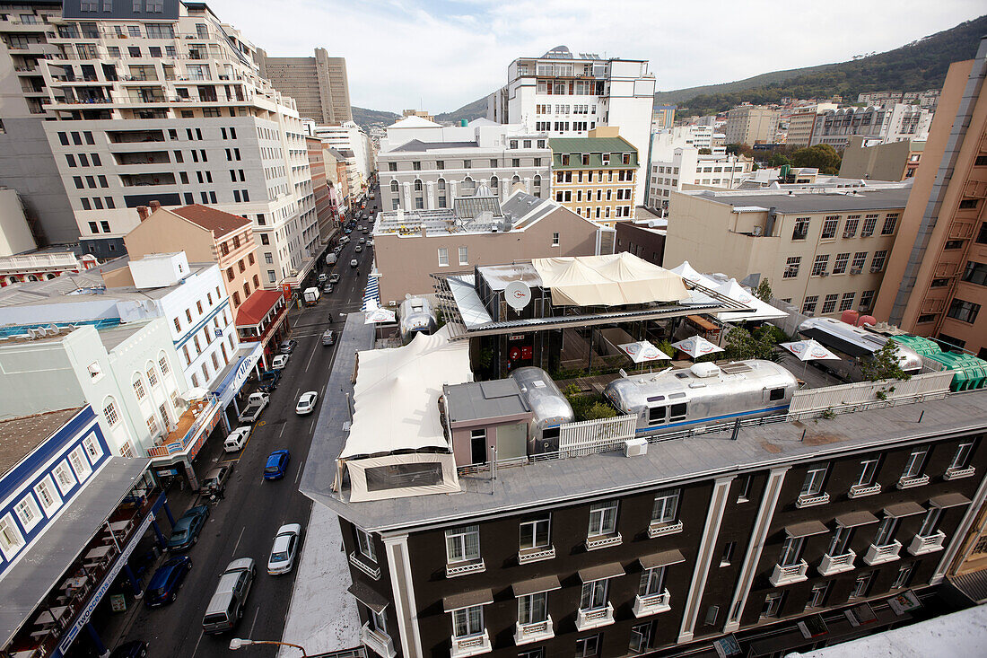 Blick auf die Dachterasse des The Grand Daddy Hotel mit Trailerpark auf dem Dach, City Centre, Kapstadt, Südafrika, Afrika