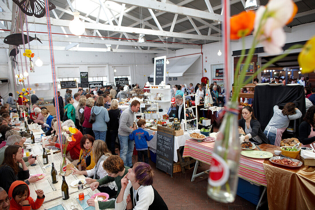 Besucher des Neighbourgoods Market, Delicatessenmarkt am Samstag in der Old Biscuit Mill, Woodstock, Kapstadt, Südafrika, Afrika