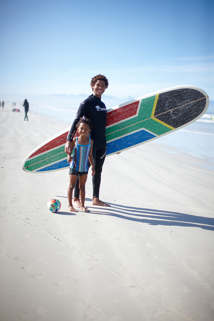 Surfer Alfonso Peters am Strand, Muizenberg, Peninsula, Kapstadt, Südafrika, Afrika