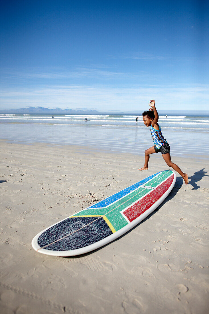 Kind mit Surfboard am Strand, Muizenberg, Peninsula, Kapstadt, Südafrika, Afrika