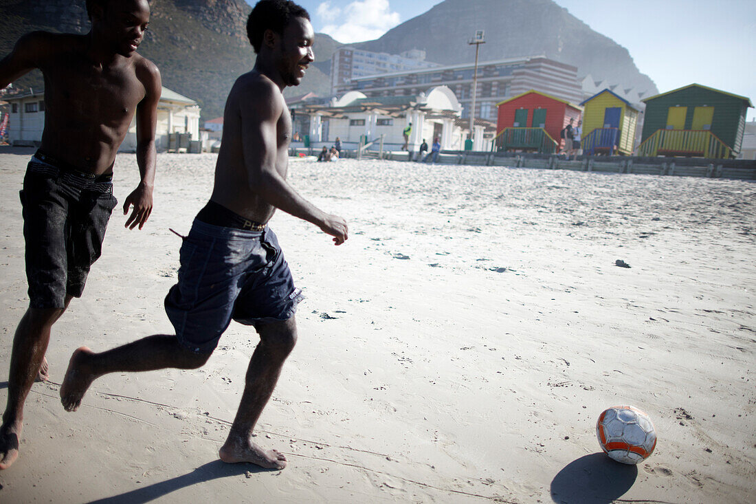 Jungs spielen Fußball am Strand, Muizenberg, Peninsula, Kapstadt, Südafrika, Afrika