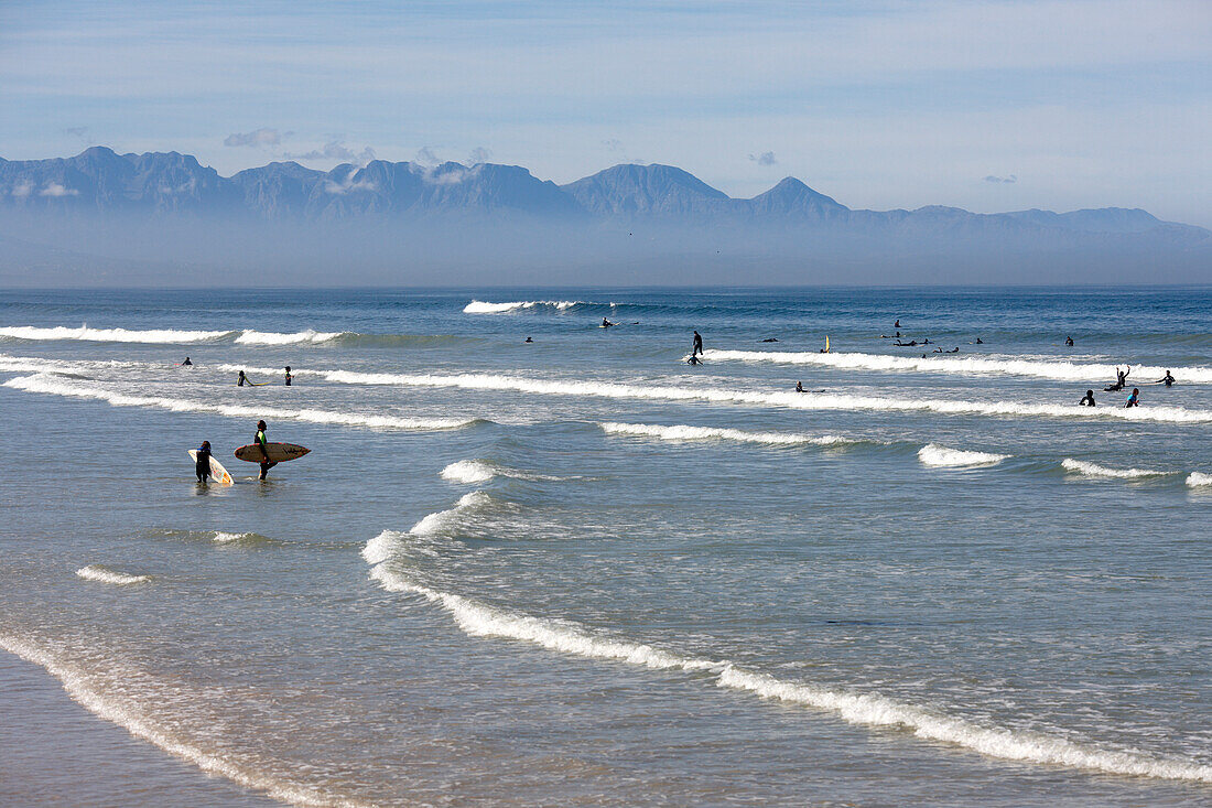 Blick auf Surfer am Strand, Muizenberg, Peninsula, Kapstadt, Südafrika, Afrika