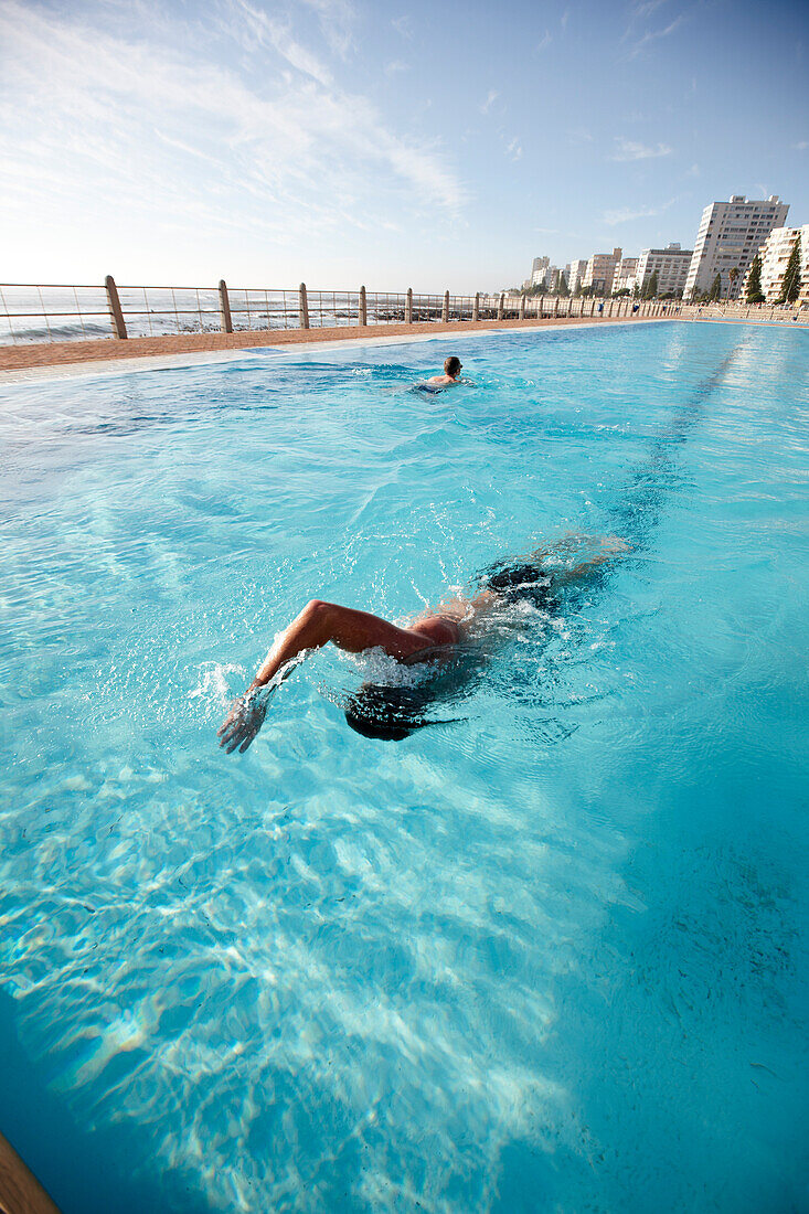 Schwimmer in öffentlichem Freibad in Sea Point, Atlantic Seaboard, Kapstadt, Südafrika, Afrika