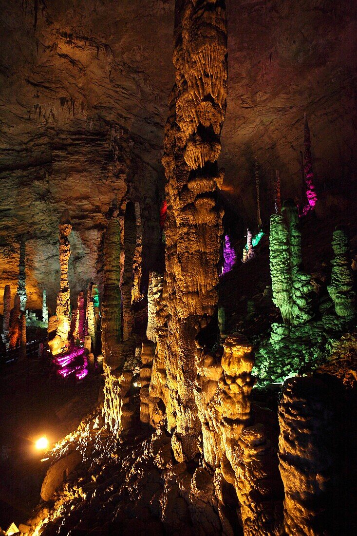 Huanglongdong Cave-Yellow Dragon Cave, Hunan  Huanglongdong Cave is rare for its huge size, large number of stalactite with odd shape, and is considered as ´the versatile champion´ among all the caves
