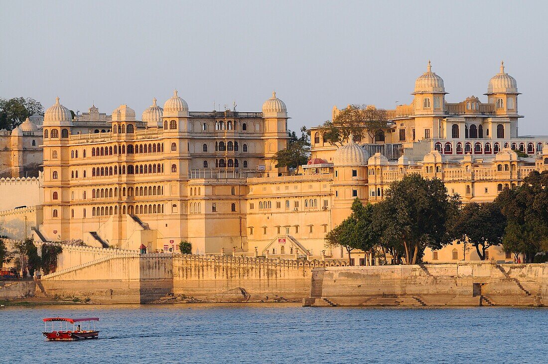 India, Rajasthan, Udaipur, Lake Pichola and City Palace