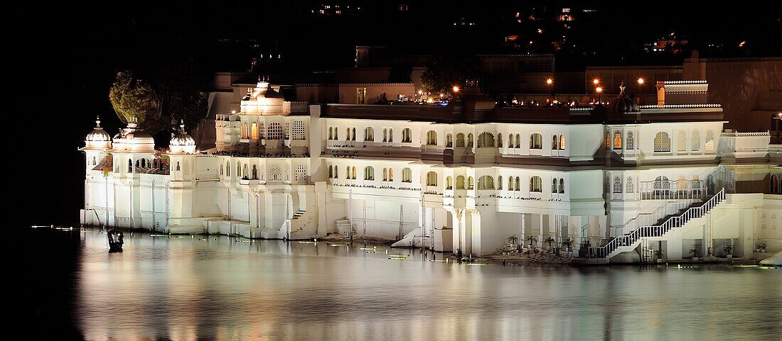 India, Rajasthan, Udaipur, Lake Pichola and City Palace by night