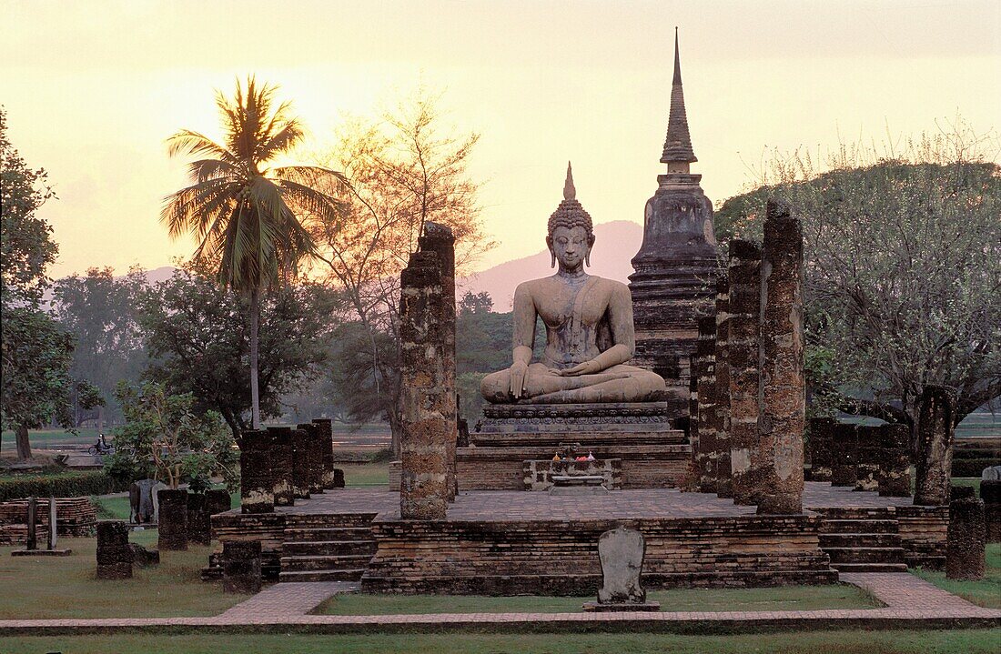 BUDDHA, WAT MAHATHAT, SUKHOTHAI, THAILAND