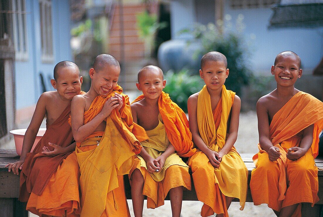 BUDDHIST NOVICES, WAT THAM MONGKON THONG TEMPLE, KANCHANABURI PROVINCE, THAILAND