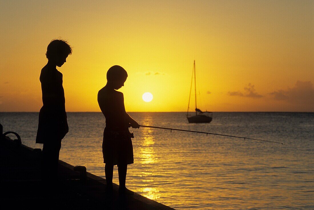 junge Fischer auf einem Ponton Les Anses-d'Arlet Insel Martinique Französisches Überseedepartement und Region Antillen Karibischer Archipel