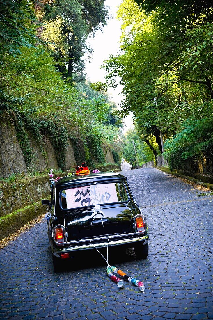 Just Married´ car pulling away