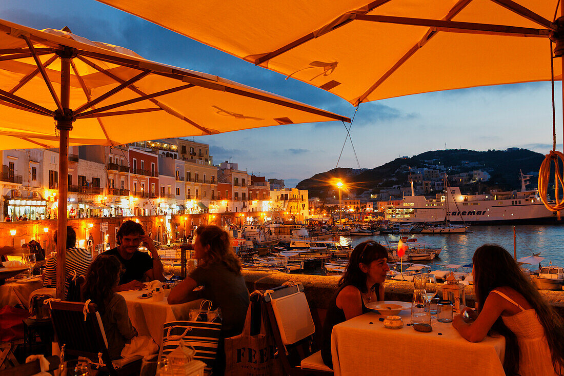 Menschen auf der Terrasse des Restaurants Aqua Pazza, Insel Ponza, Pontinische Inseln, Latium, Italien, Europa
