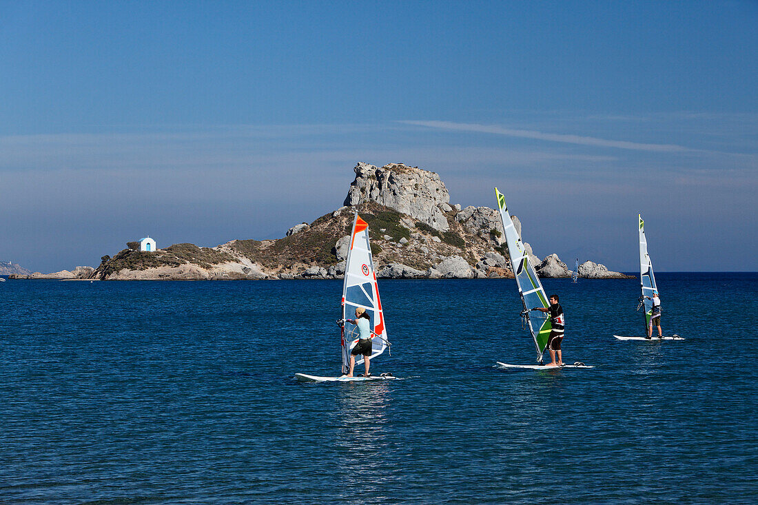 Blick von Agios Stefanos auf Surfer vor der Halbinsel Kefalos, Kos, Dodekanes, Griechenland, Europa