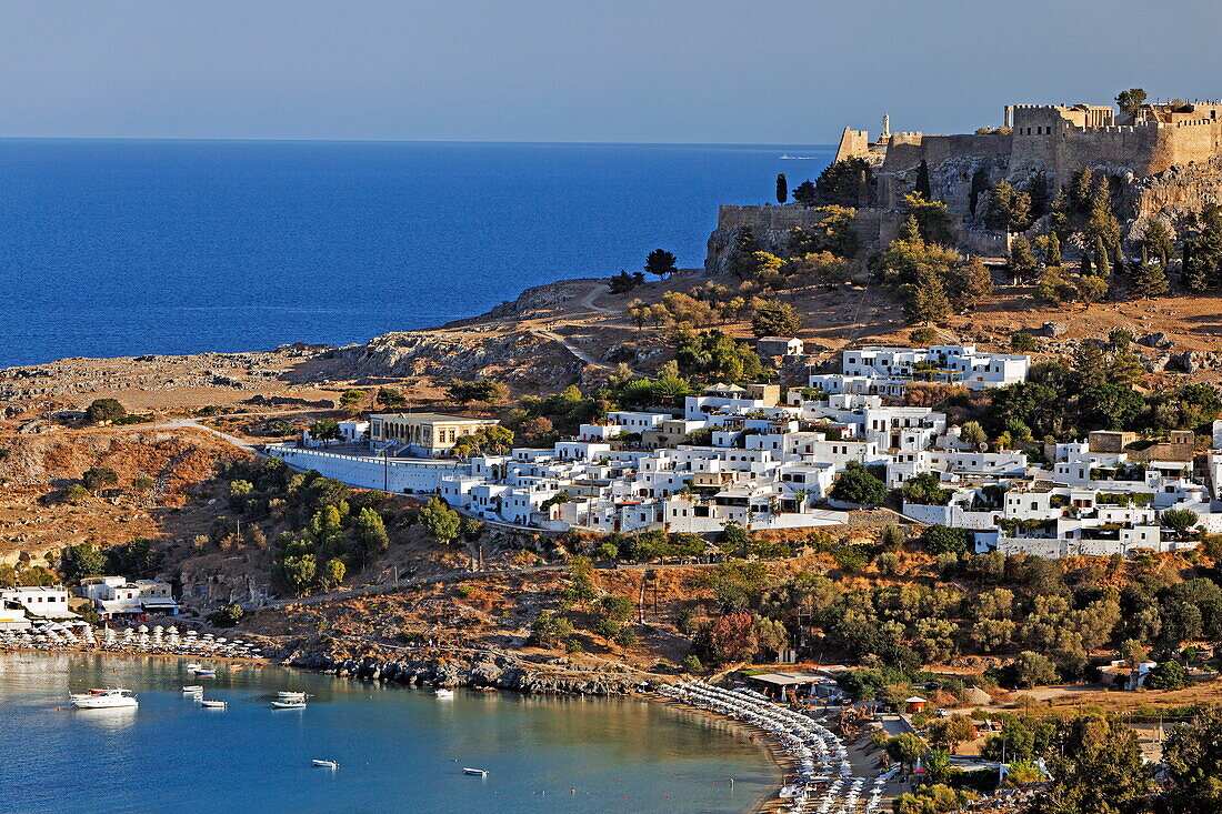 Blick auf Pallas Beach und Akropolis, Lindos, Rhodos, Dodekanes, Griechenland, Europa