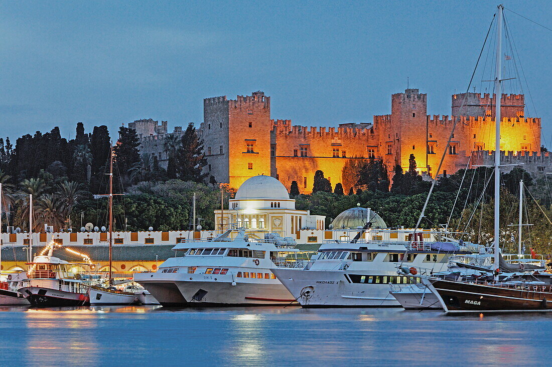 Mandraki Hafen und Grossmeisterpalast am Abend, Rhodos Stadt, Rhodos, Dodekanes, Griechenland, Europa