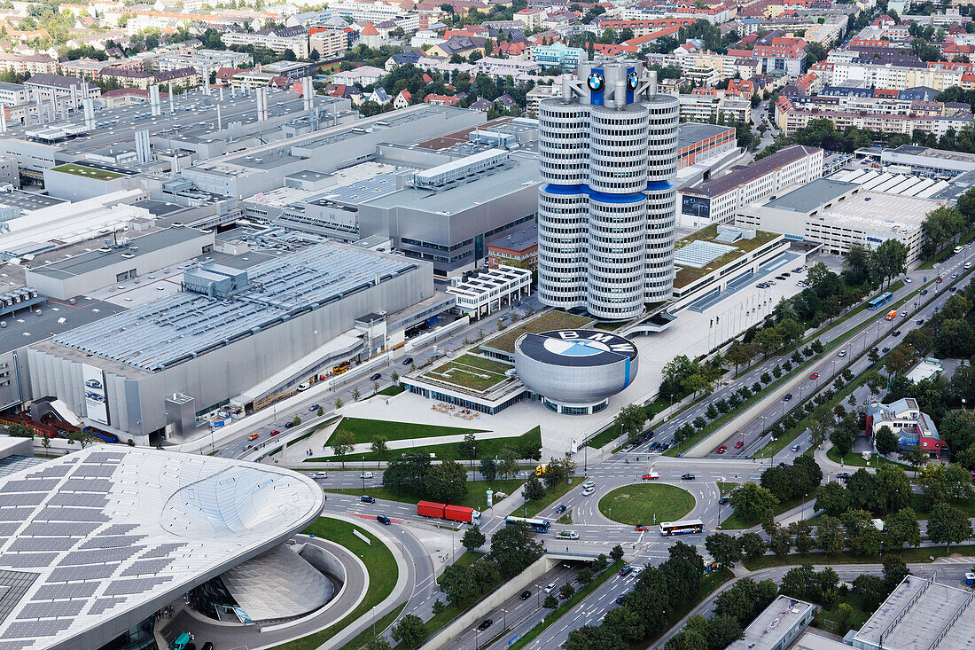 Blick von oben auf das BMW Gelände, München, Oberbayern, Bayern, Deutschland, Europa