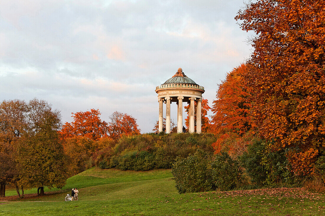 Der Monopteros Tempel im Englischen Garten im Herbst, Schwabing, München, Oberbayern, Bayern, Deutschland, Europa