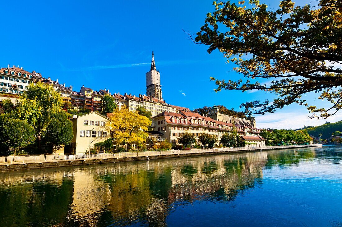 The Aare River with the Munster Cathedral of Bern in background, Bern, Canton Bern, Switzerland