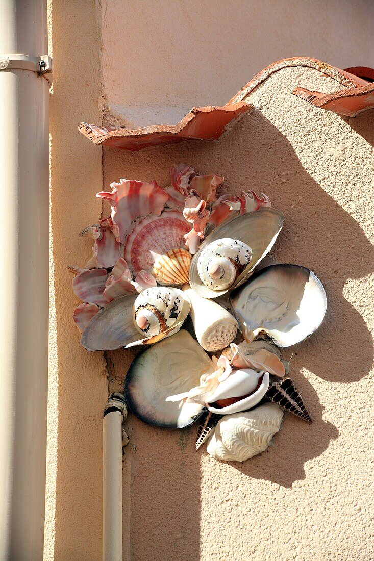 Les Sables d&39, Olonne, Danielle Aubin-Arnaud, the lady with shells hanging on the walls of houses in the neighborhood of the island Penotte, a mosaic of shells representing marine motifs, mythological, bestiary Island, Travel and
