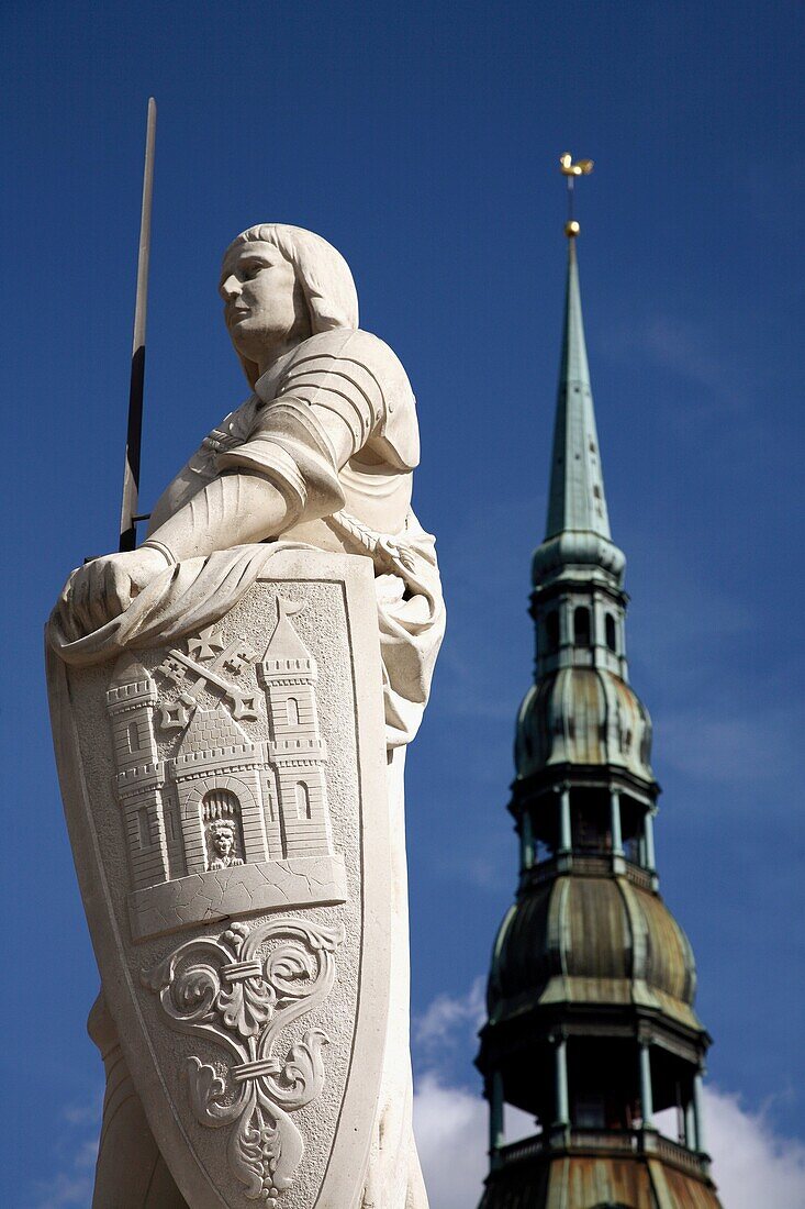 Statue of Roland in Town Hall Square with the tower of St Peter´s Church in the background, Riga, Latvia