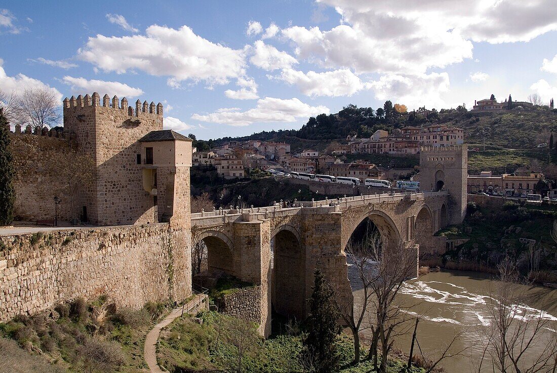 Toledo  Castilla La Mancha  España  Spain  Puente de San Martin  Construido piedra de silleria durante el siglo XIII, remodelado en varias ocasiones y declarado monumento nacional en 1921  Situado en el oeste de la Ciudad sobre el rio Tajo