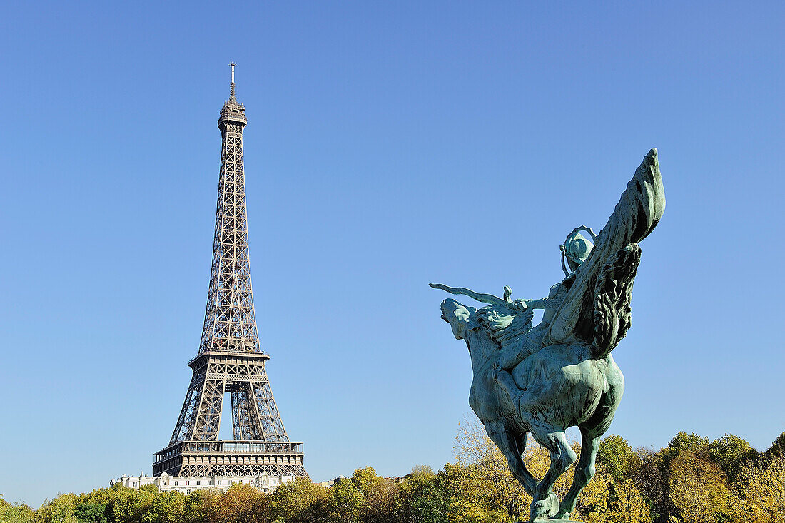 France, Ile-de-France, Paris, 15th, Bank of the Seine, Eiffel Tower, Bridge(Deck) Bir-Hakeim