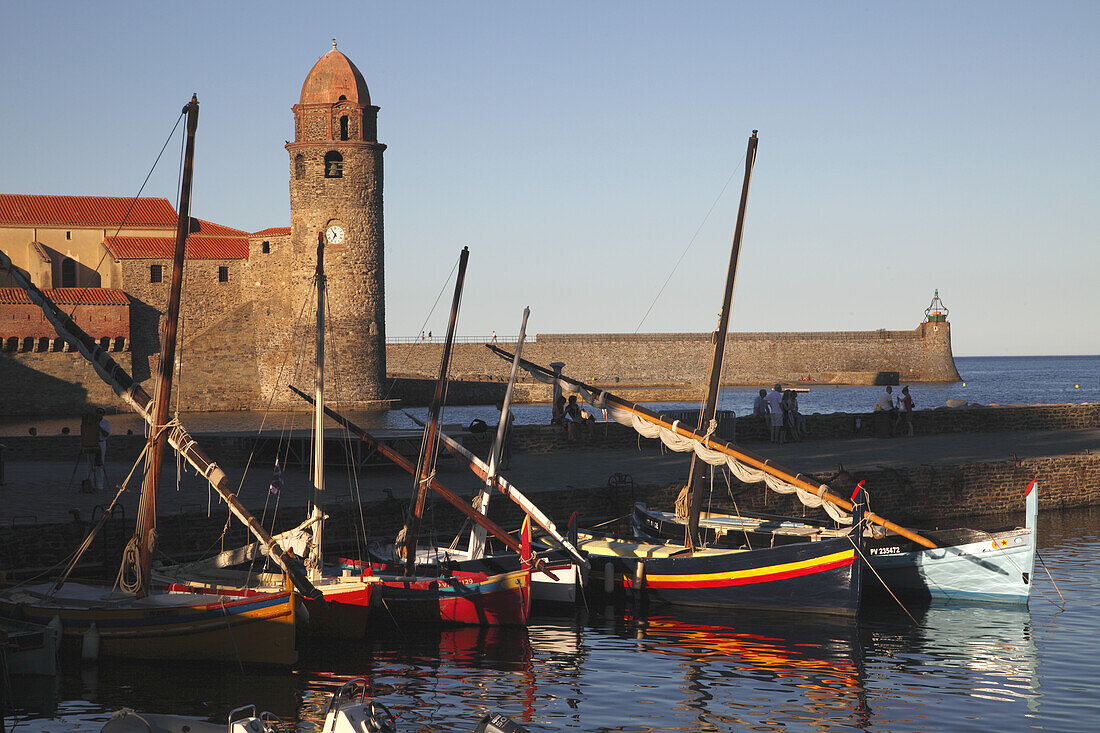 France, Languedoc Roussillon, Pyrénées Orientales (66), Collioure, port and Notre Dames des Anges church