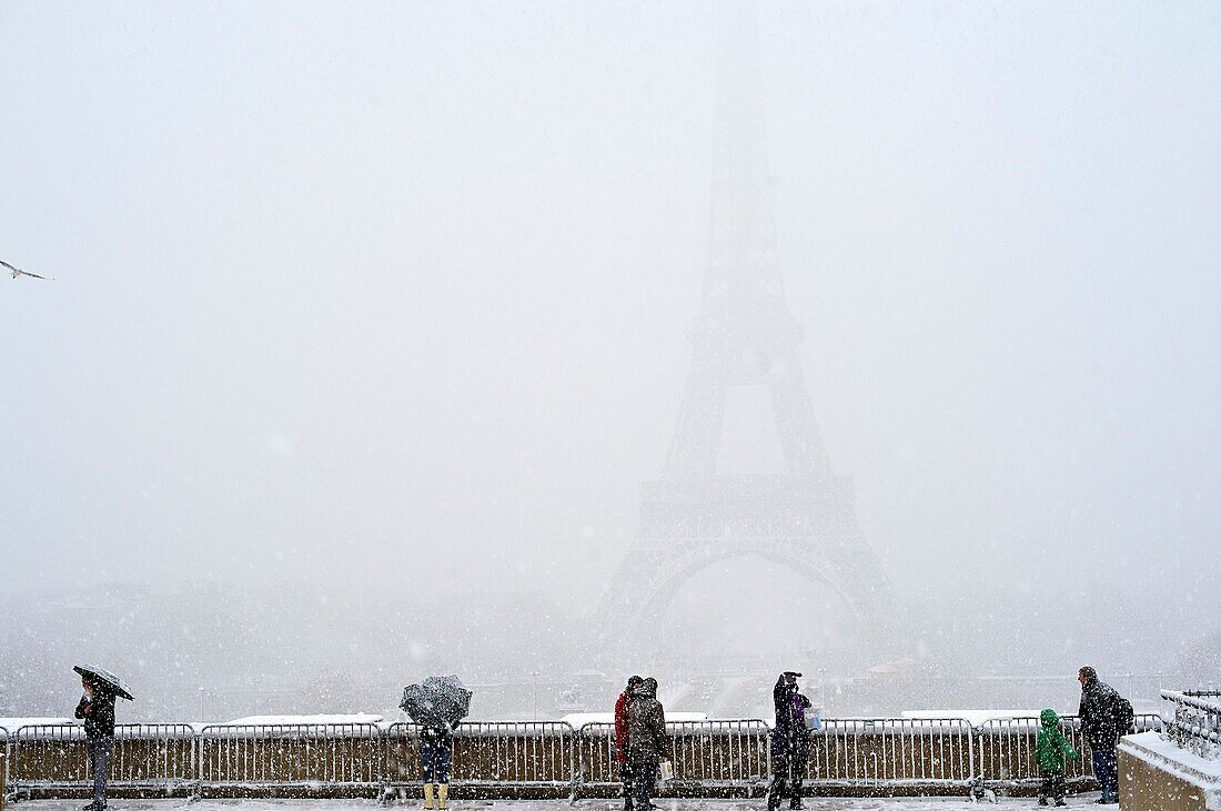 France, Paris, Trocadero, 8 December 2010 heavy snowfall
