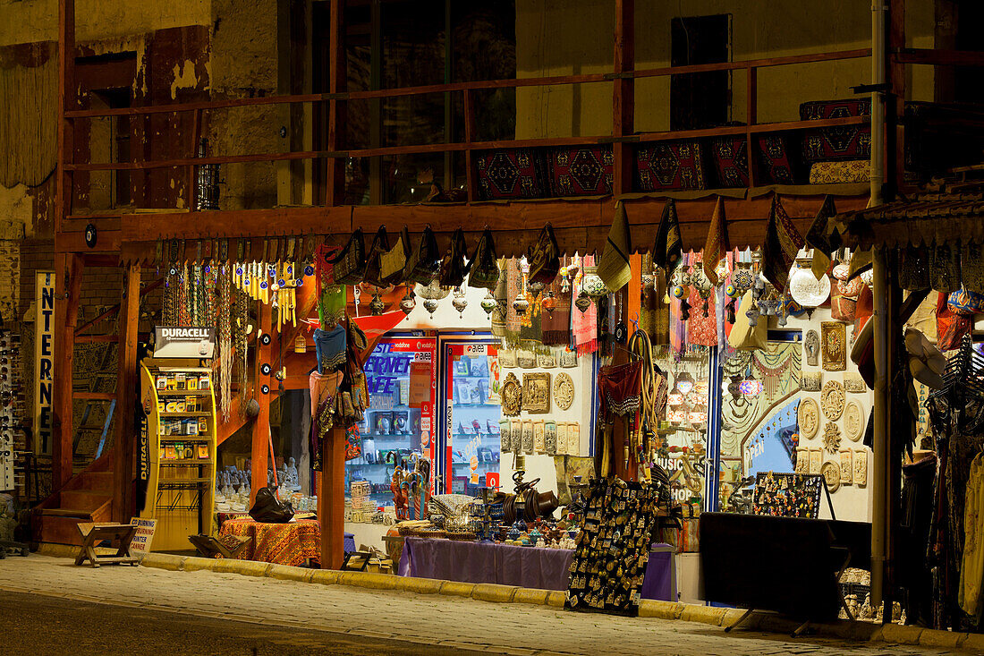 Beleuchtete Auslage eines Geschäfts, Göreme, Kappadokien, Anatolien, Türkei