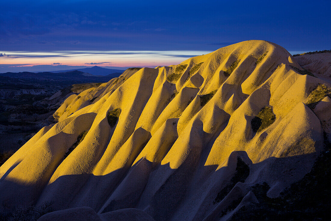 Beleuchtete Tuffstein Erosion bei Uchisar, UNESCO Weltnaturerbe, Kappadokien, Anatolien, Türkei