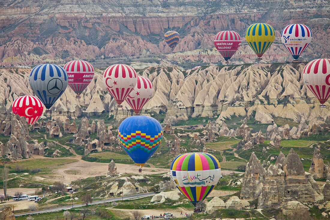 Heissluftballone bei Göreme, UNESCO Weltnaturerbe, Kappadokien, Anatolien, Türkei