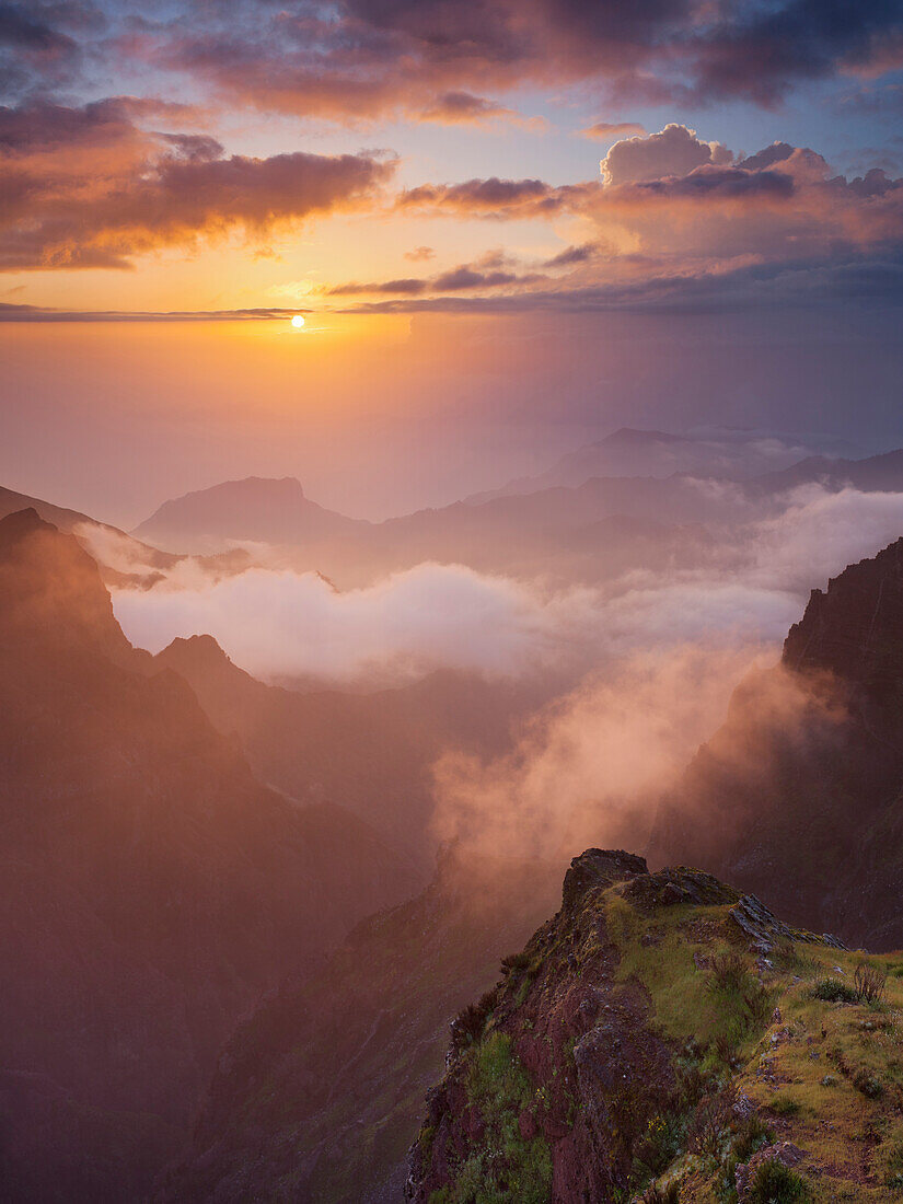 Sonnenaufgang am Miradouro Ninho da Manta, Pico do Arieiro, Madeira, Portugal