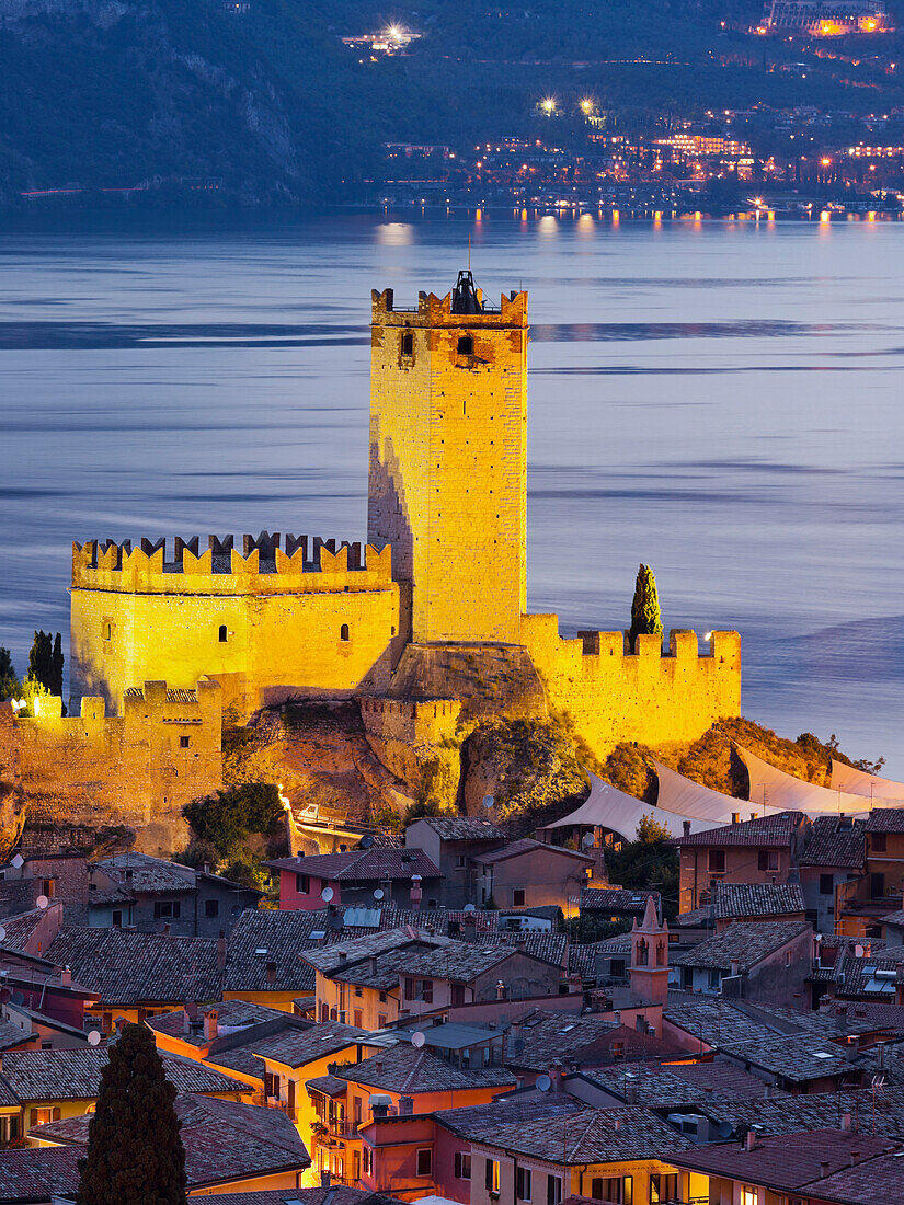 Burg von Malcesine am Gardasee im Abendlicht, Venetien, Italien