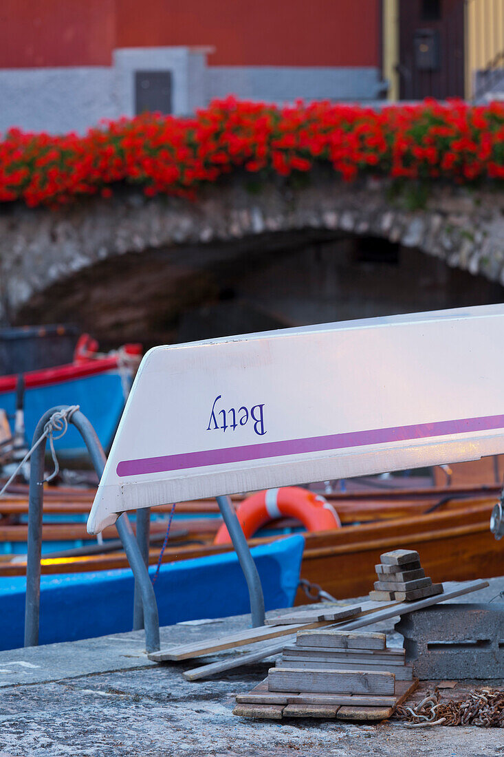 Boote im Hafen von Cassone am Gardasee, Malcesine, Venetien, Italien