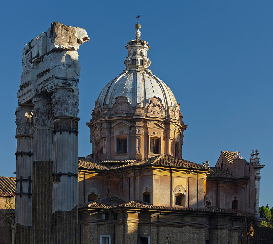 Caesarforum, Foro di Cesare, Forum Romanum mit korinthischen Säulen, Kirche Santi Luca e Martina im Hintergrund, Rom, Lazio, Italien