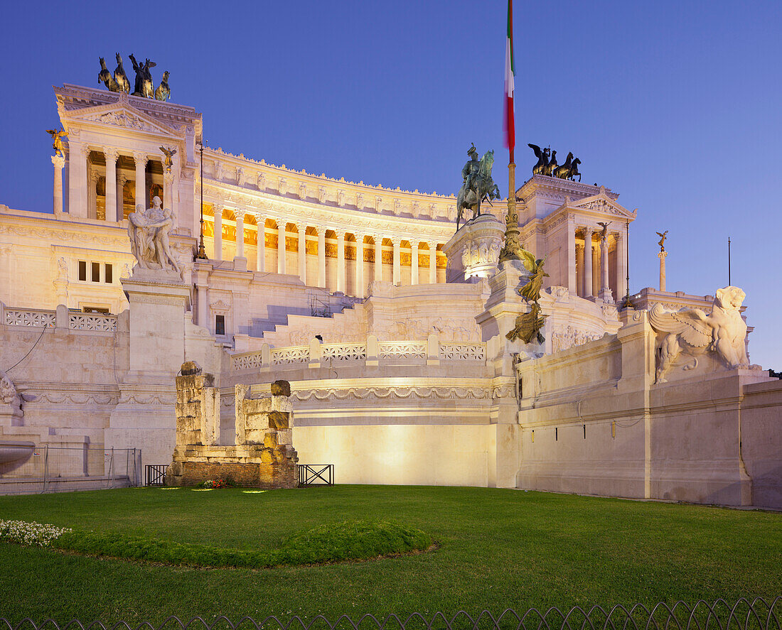 Nationaldenkmal Monumento Vittorio Emanuele II im Abendlicht, Piazza Venezia, Rom, Lazio, Italien