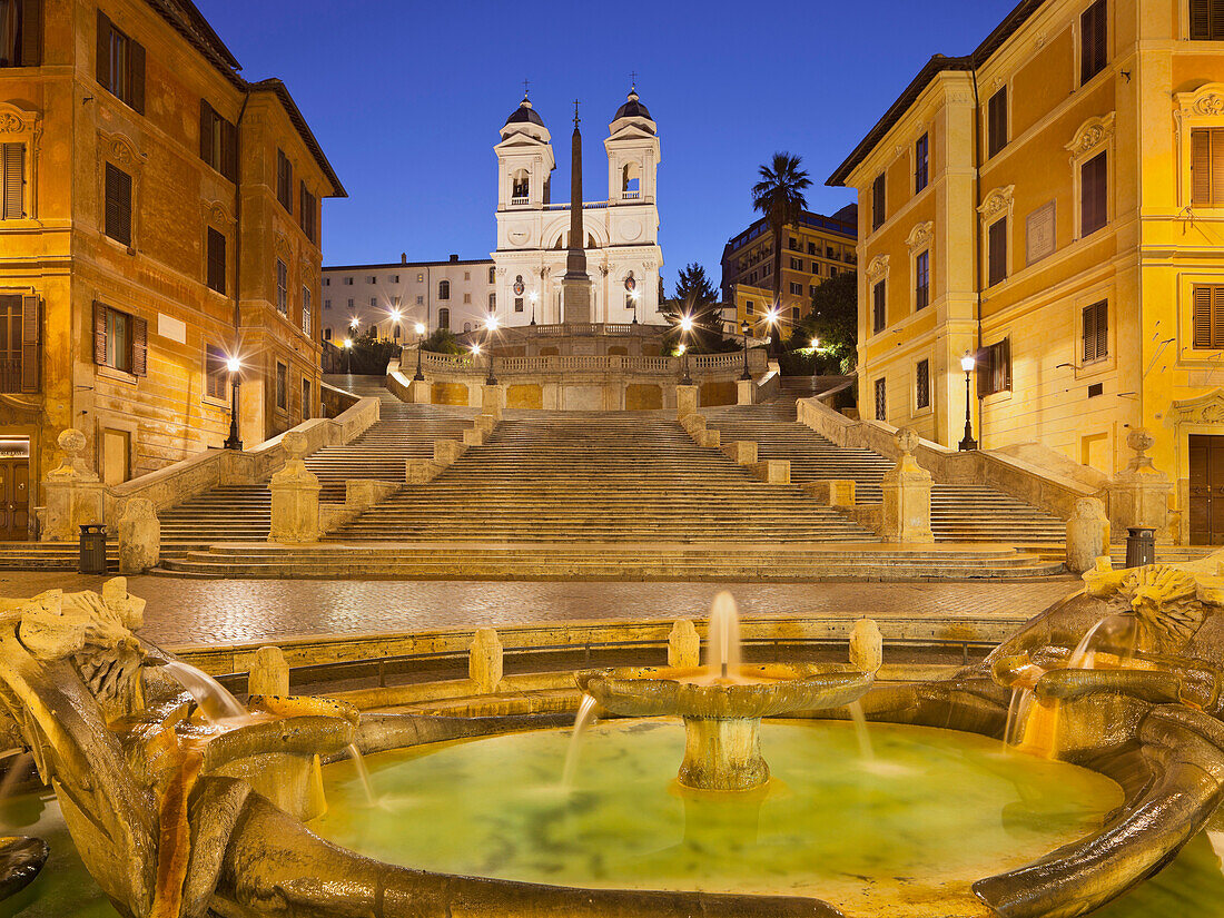 Spanische Treppe, Scalinata di Trinità dei Monti, mit Springbrunnen, Fontana della Barcaccia, und Kirche, Piazza di Spagne, Rom, Lazio, Italien