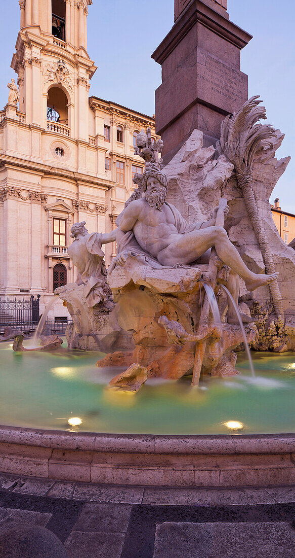 Vierströmebrunnen, Fontana dei Quattro Fiumi und Kirche, Sant'Agnese in Agone im Abendlicht, Piazza Navona, Rom, Lazio, Italien