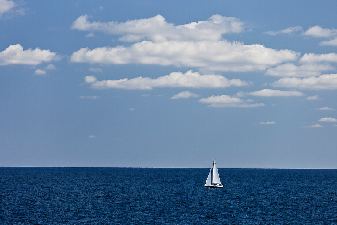 Segelboot auf dem Mittelmeer, Cala Romantica, Manacor, Mallorca, Spanien